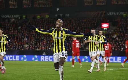 Anderson Talisca comemora gol pelo Fernerbahçe (Foto: Fenerbahçe / Divulgação)