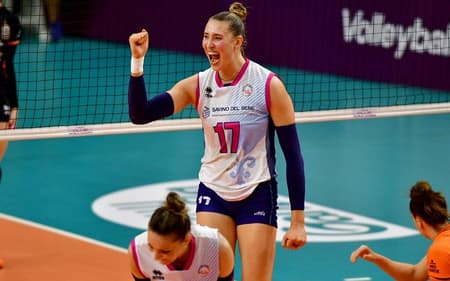 Antropova comemora ponto durante a partida contra o Osasco no Mundial