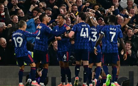 Jogadores do Arsenal comemoram gol sobre o Fulham na oitava rodada da Premier League (Foto: Ben STANSALL / AFP)