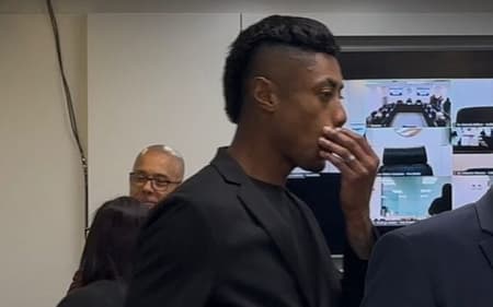 Bruno Henrique, do Flamengo, durante julgamento no STJD (Foto: Lucas Bayer/Lance!)