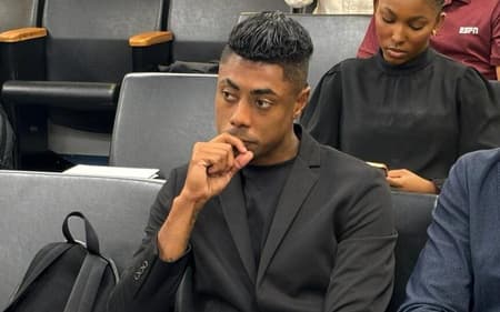 Bruno Henrique, do Flamengo, durante julgamento no STJD (Foto: Lucas Bayer/Lance!)