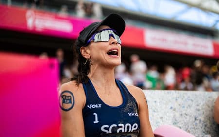 Ao lado de Rebecca, Carol Solberg conquista o bronze no Mundial de Vôlei de Praia 2025 (Foto: Volleyball World)