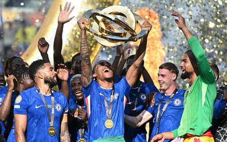 Jogadores do Chelsea recebem o troféu do Mundial de Clubes