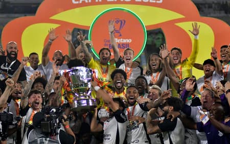 Corinthians levanta a taça de campeão da Copa do Brasil no Maracanã (Foto: Eduardo Carmim/Photo Premium/Gazeta Press)