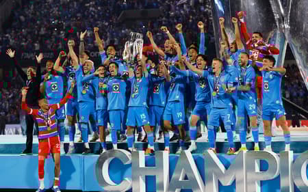 FBL-CONCACAF-CHAMPIONS-CRUZ AZUL-VANCOUVER-TROPHY