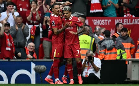 Darwin Núñez e Luis Díaz marcaram os gols do Liverpool na vitória sobre o Bournemouth (Foto: Paul ELLIS / AFP)