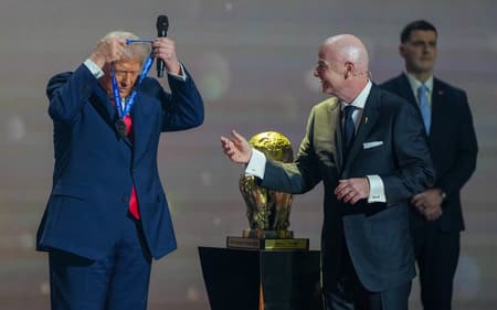 Ao lado de Infantino, Donald Trump recebe Prêmio Fifa da Paz