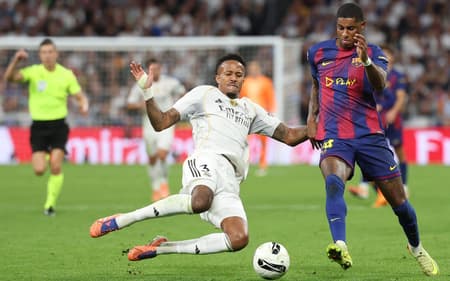 Éder Militão e Marcus Rashford em ação no duelo entre Real Madrid e Barcelona (Foto: Oscar DEL POZO / AFP)
