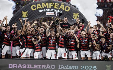 Flamengo levanta o troféu de campeão brasileiro de 2025 (Foto: Andre Mourao / Lance)