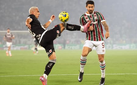 Puma e Everaldo dipsutam a bola no jogo entre Fluminense e Vasco pela Copa do Brasil