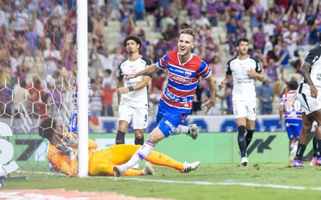 Pochettino comemora gol do Fortaleza diante do Corinthians (Lucas Emanuel/ Agif/Gazeta Press)