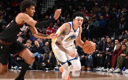 Gui Santos, do Golden State Warriors, em ação contra o Phidelphia 76ers na NBA (Foto: David Dow/NBAE via Getty Images/AFP)