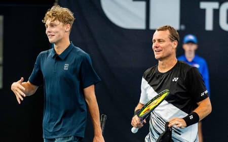 Cruz Hewitt e o pai, Lleyton (Tennis Australia)