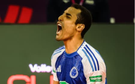 Douglas comemora ponto na derrota do Cruzeiro para o Osaka (Divulgação)