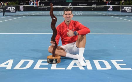 O sérvio Novak Djokovic vai buscar o terceiro título em Adelaide (AFP)