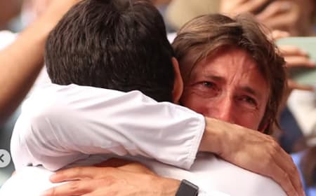 Ferrero abraça Alcaraz após um de seus títulos (Reprodução)