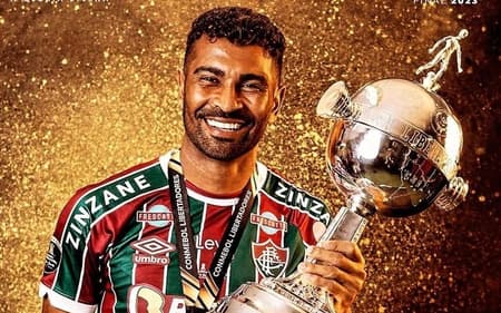 Thiago Santos com a taça da Libertadores que conquistou pelo Fluminense (Foto: Divulgação/ Fluminense)