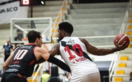 Basilio na vitória do Vasco sobre o Caxias no NBB (Divulgação)