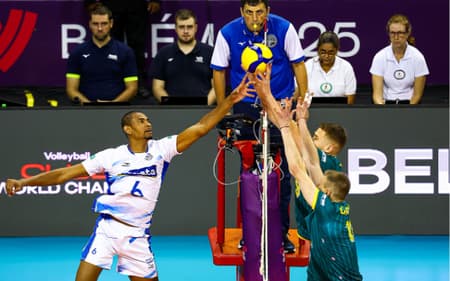 Adriano, do Campinas, tenta furar o bloqueio do Zawiercie (Divulgação)