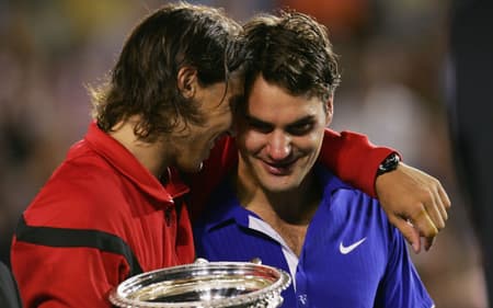 O espanhol Rafael Nadal consola o suíço Roger Federer após a final do Aberto da Austrália de 2009 (Arquivo)
