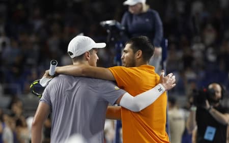 João Fonseca e Carlos Alcaraz se abraçam após partida-exibição em Miami (Divulgação)