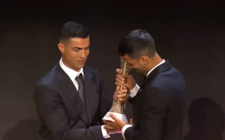 Cristiano Ronaldo entrega prêmio a Novak Djokovic (Reprodução)