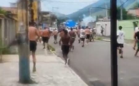 Torcedores de Fluminense e Vasco entraram em confronto (Foto: Reprodução)