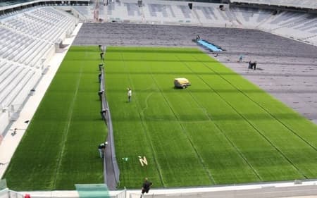 Gramado sintético sendo instalado na Arena da Baixada