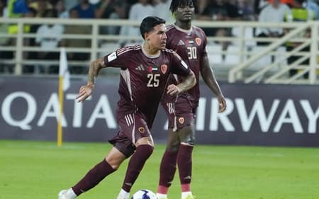 Jadsom, ex-Bragantino, em ação pelo Al-Wahda (Foto: Reprodução/Aseem Khan)