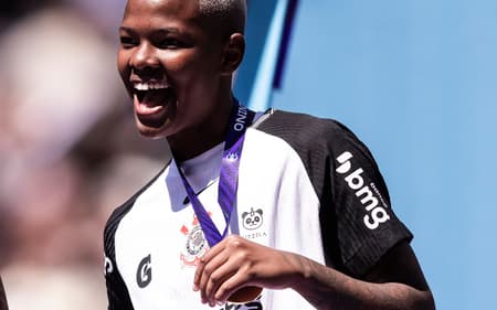 Jhonson, do Corinthians, comemora título do Brasileirão Feminino. (Foto: Léo Sguaçabia/Ag. Paulistão)
