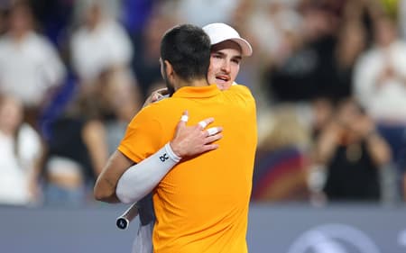 MIAMI, FLORIDA - DECEMBER 08: Joao Fonseca of Brazil and Carlos Alcaraz of Spain embrace after their match during the Miami Invitational at loanDepot park on December 08, 2025 in Miami, Florida. Tomas Diniz Santos/Getty Images/AFP (Photo by Tomas Diniz Santos / GETTY IMAGES NORTH AMERICA / Getty Images via AFP)