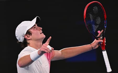 João Fonseca celebra a vitória sobre o russo Andrey Rublev na primeira rodada do Australian Open, em janeiro de 2025 (Foto: William West/AFP)
