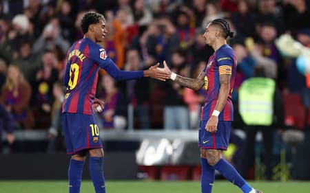 Lamine Yamal e Raphinha comemoram gol do Barcelona sobre o Osasuna no Camp Nou (Foto: Josep LAGO / AFP)