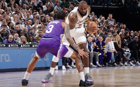 LeBron James em jogo entre Los Angeles Lakers e Utah Jazz na NBA (Foto: Melissa Majchrzak/NBAE via Getty Images/AFP)