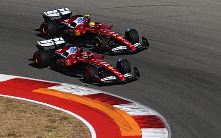 Lewis Hamilton e Charles Leclerc, da Ferrari, no GP dos Estados Unidos pela F1 2025 (Foto: Clive Mason/Getty Images/AFP)