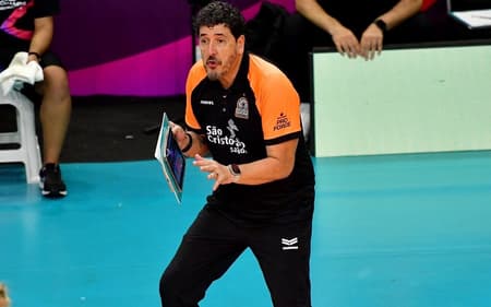 Luizomar à beira da quadra na partida entre Osasco e Conegliano