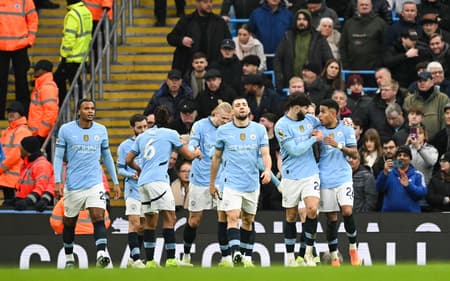 Time do Manchester City comemora vitória contra o West Ham (Foto: Oli Scarff/AFP)