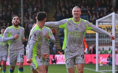 Erling Haaland comemora gol marcado pelo Manchester City contra o Crystal Palace na Premier League (Foto: Glyn KIRK / AFP)