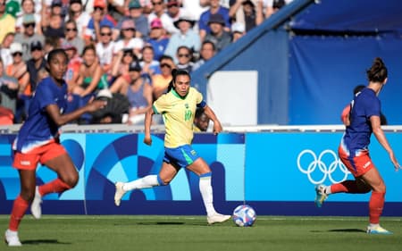 Marta domina bola em Brasil e Estados Unidos, durante final da Olimpíada. (Foto: Alexandre Loureiro/COB)