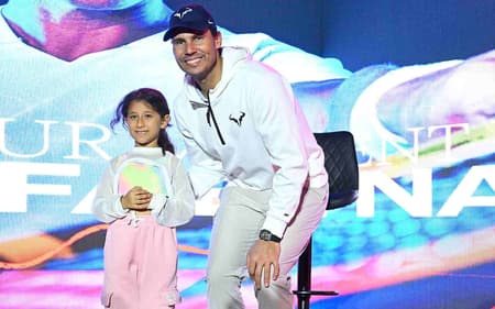 Rafael Nadal posa com uma pequena fã em Jidá (Foto: Corinne Dubreuil/ATP Tour)