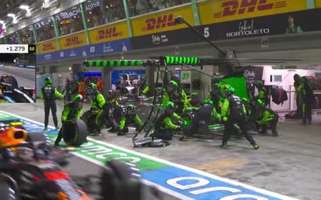 Pneu de Gabriel Bortoleto quase acerta Yuki Tsunoda (Foto: Reprodução / F1TV)