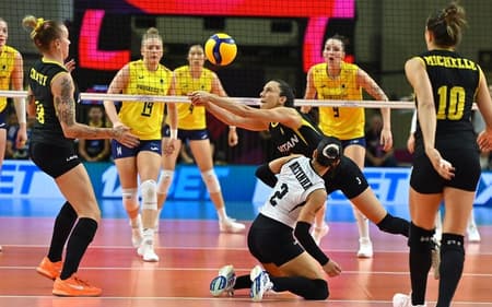 Praia Clube e Conegliano se enfrentam na terceira trodada classificatória do Mundial de Clubes (Foto: João Pires/Fotojump)