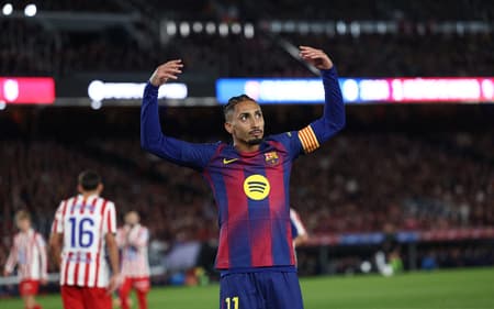 Raphinha comemora vitória em La Liga (Foto: Josep LAGO / AFP)