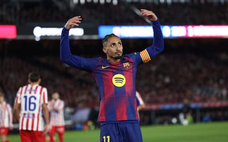 Raphinha comemora vitória em La Liga (Foto: Josep LAGO / AFP)