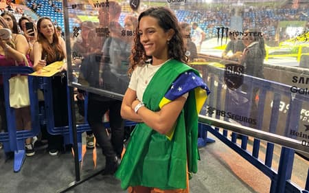 Rayssa Leal posa com a bandeira do Brasil após o Super Crown