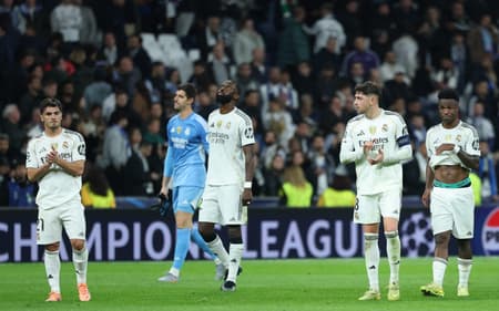 Jogadores do Real Madrid lamentando derrota na Champions League (Foto: Thomas Coex/AFP)