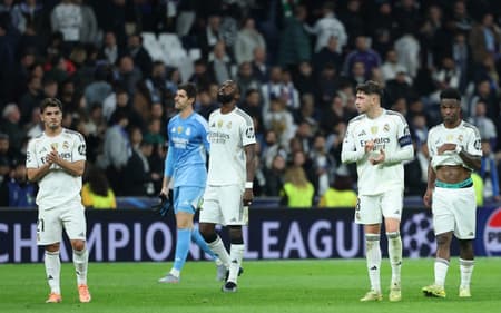 Jogadores do Real Madrid lamentando derrota na Champions League (Foto: Thomas Coex/AFP)