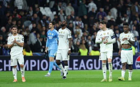 Jogadores do Real Madrid lamentando derrota na Champions League (Foto: Thomas Coex/AFP)