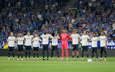 Jogadores do Real Madrid antes da partida contra o Real Oviedo (Foto: Cesar Manso/AFP)
