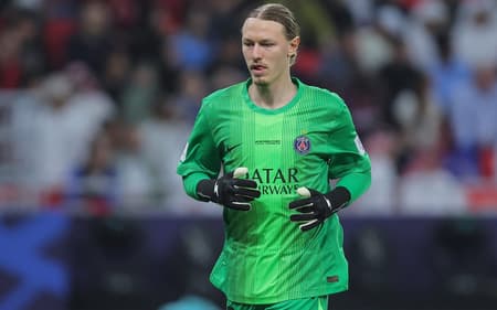 Matvey Safonov foi o herói do PSG contra o Flamengo na final da Copa Intercontinental (Foto: Karim JAAFAR / AFP)